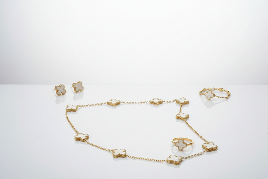 Zarafetin İmzası Yonca Motifli Premium Takım – Altın Ton & Sedef Detay