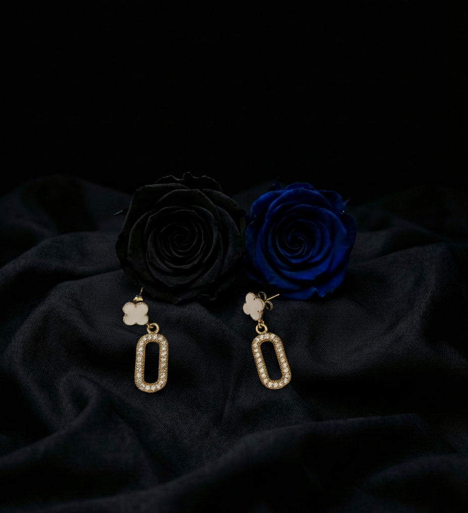 Işıltını Yanıstan Altın Rengi Küpeler